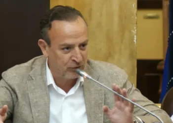 Οι Δήμοι λειτουργούν σχεδόν  με τα μισά χρήματα