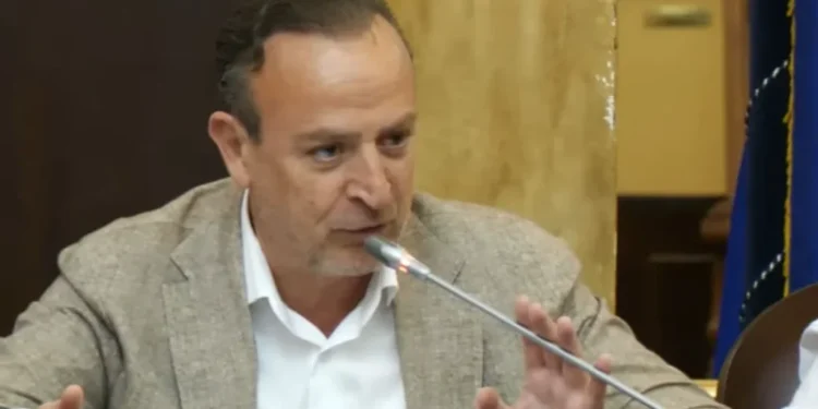 Οι Δήμοι λειτουργούν σχεδόν  με τα μισά χρήματα
