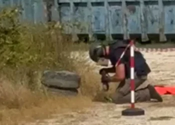 Οι δύτες… ψάρεψαν οβίδα από την Παμβώτιδα