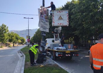 Ο Δήμος … κατέβασε αφίσες και μπάνερ χωρίς άδεια