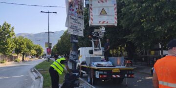 Ο Δήμος … κατέβασε αφίσες και μπάνερ χωρίς άδεια