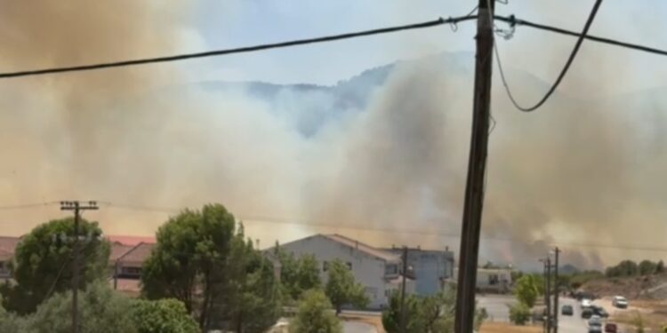Δύσκολες οι πυρκαγιές κοντά σε οικισμούς