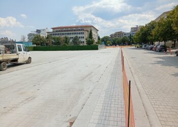 Πάει για την άνοιξη με νέα παράταση η πλατεία