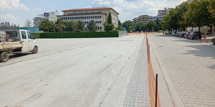 Πάει για την άνοιξη με νέα παράταση η πλατεία