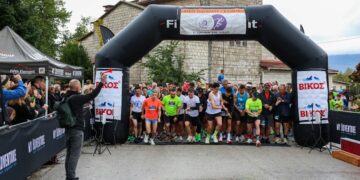 Έτρεξαν στη βροχή για να τιμήσουν τους ήρωες του Έπους του ’40