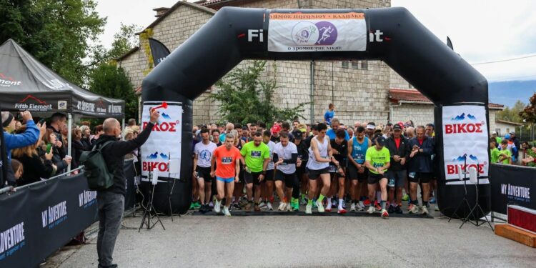 Έτρεξαν στη βροχή για να τιμήσουν τους ήρωες του Έπους του ’40